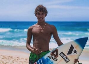 El ganador de la beca ISA de 17 años de edad es Leonardis Liendo de Venezuela.