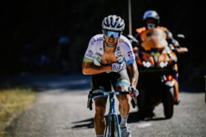 El kazajo Alexey Lutsenko protagoniza su escape del Tour de Francia 2020